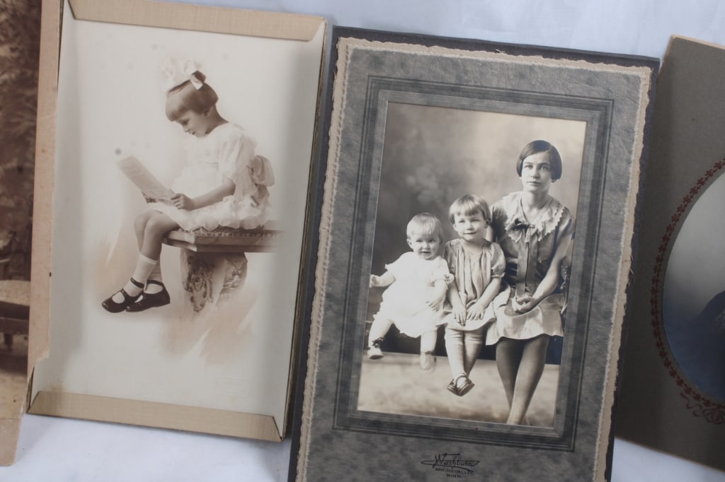 24 Antique Black & White Photographs - 10