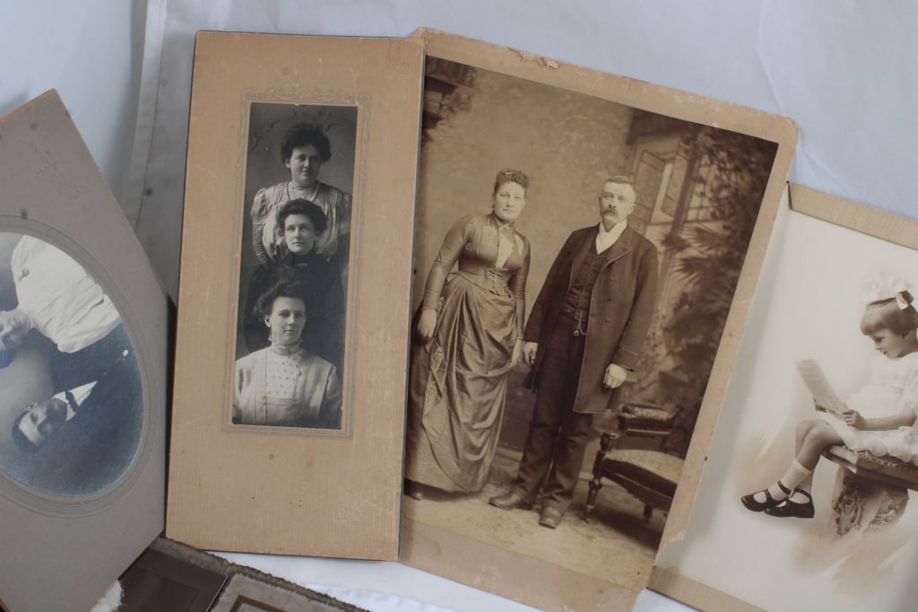 24 Antique Black & White Photographs - 12