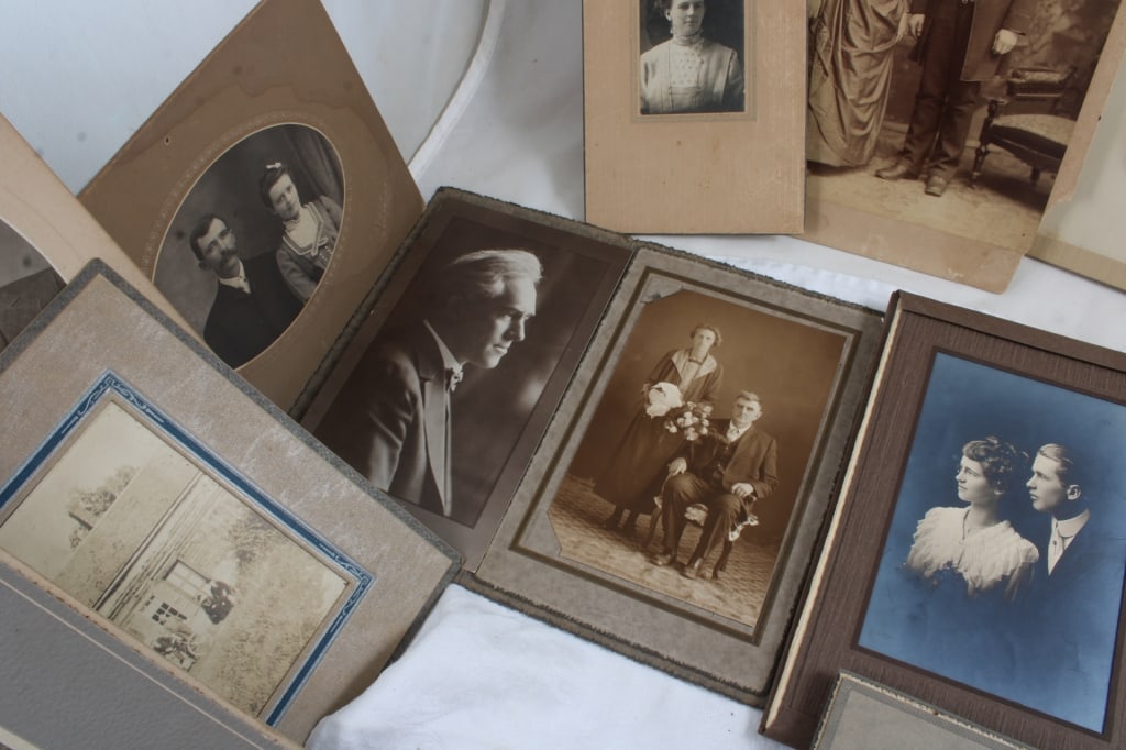24 Antique Black & White Photographs - 16