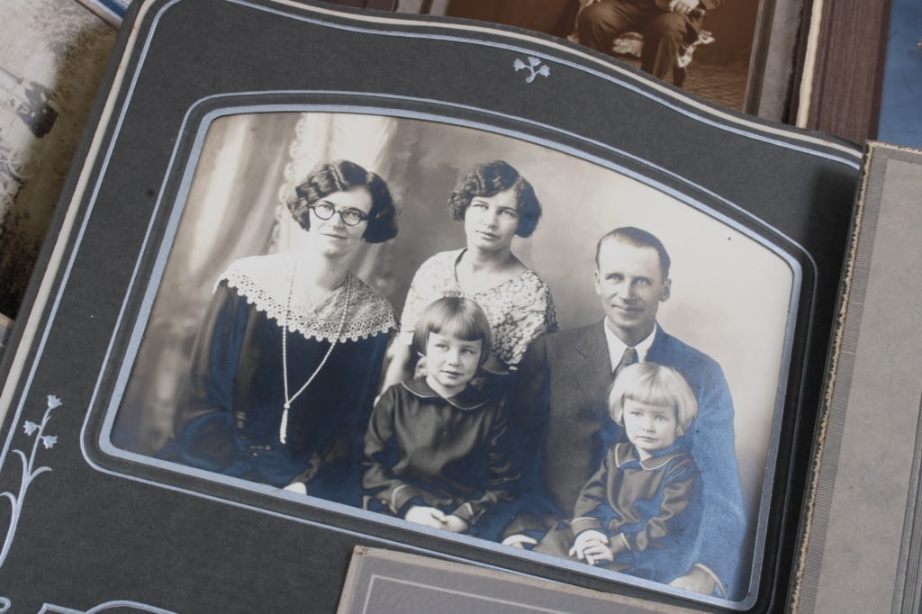 24 Antique Black & White Photographs - 3