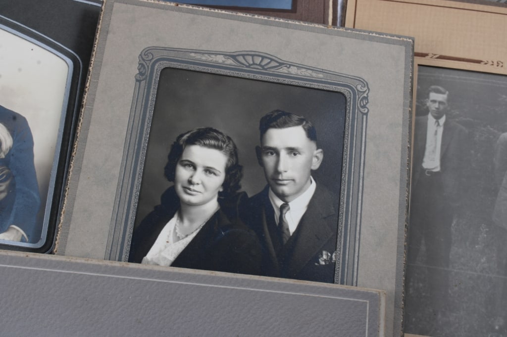 24 Antique Black & White Photographs - 4