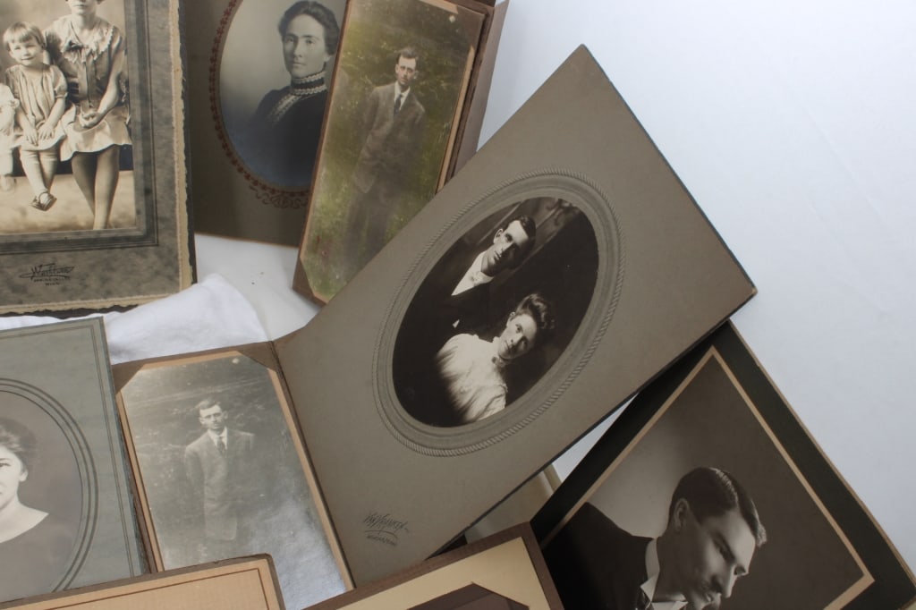 24 Antique Black & White Photographs - 8