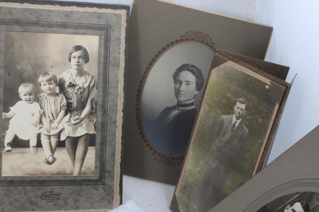 24 Antique Black & White Photographs - 9
