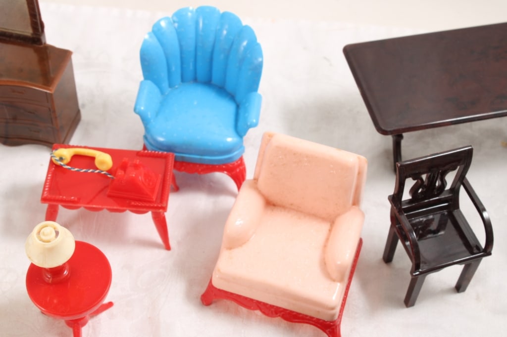 Renwal & Other Dollhouse Furniture in Candy Box - 12