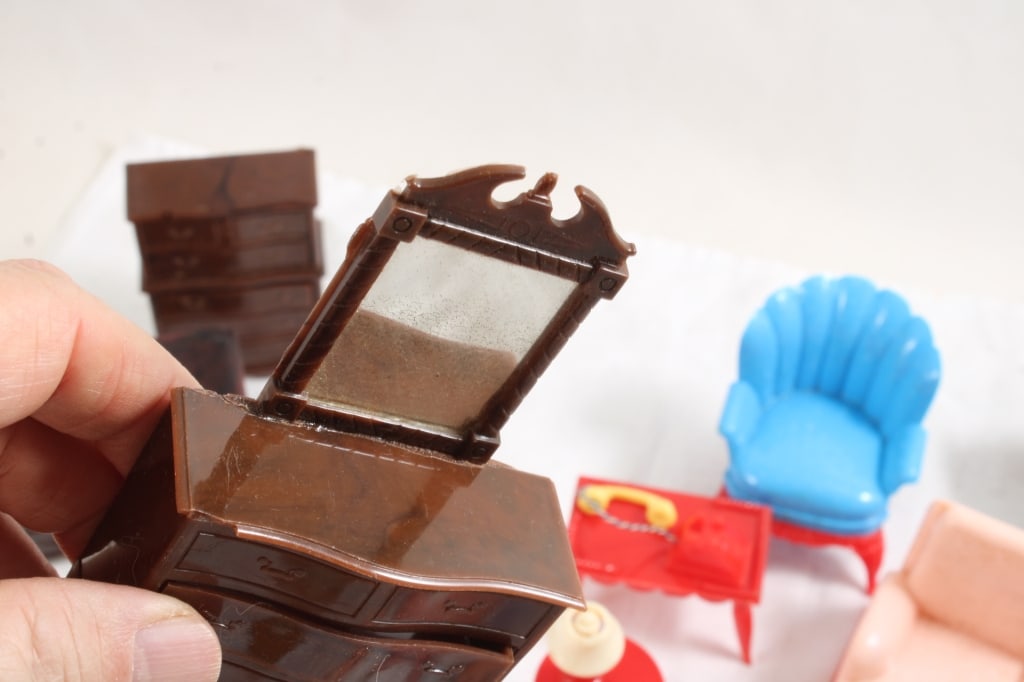 Renwal & Other Dollhouse Furniture in Candy Box - 16