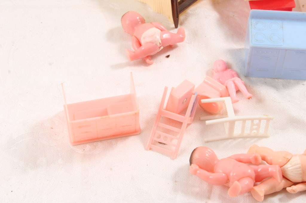 Renwal & Other Dollhouse Furniture in Candy Box - 2
