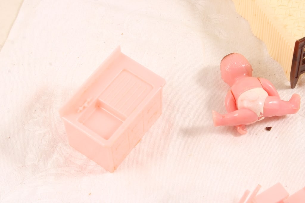 Renwal & Other Dollhouse Furniture in Candy Box - 3