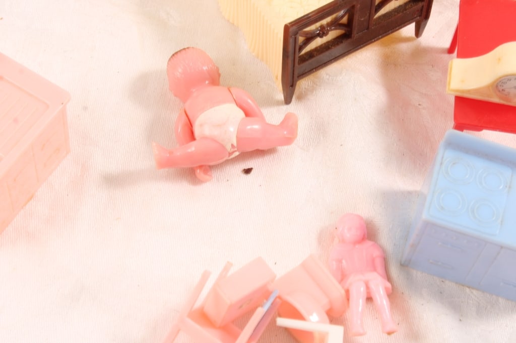 Renwal & Other Dollhouse Furniture in Candy Box - 4