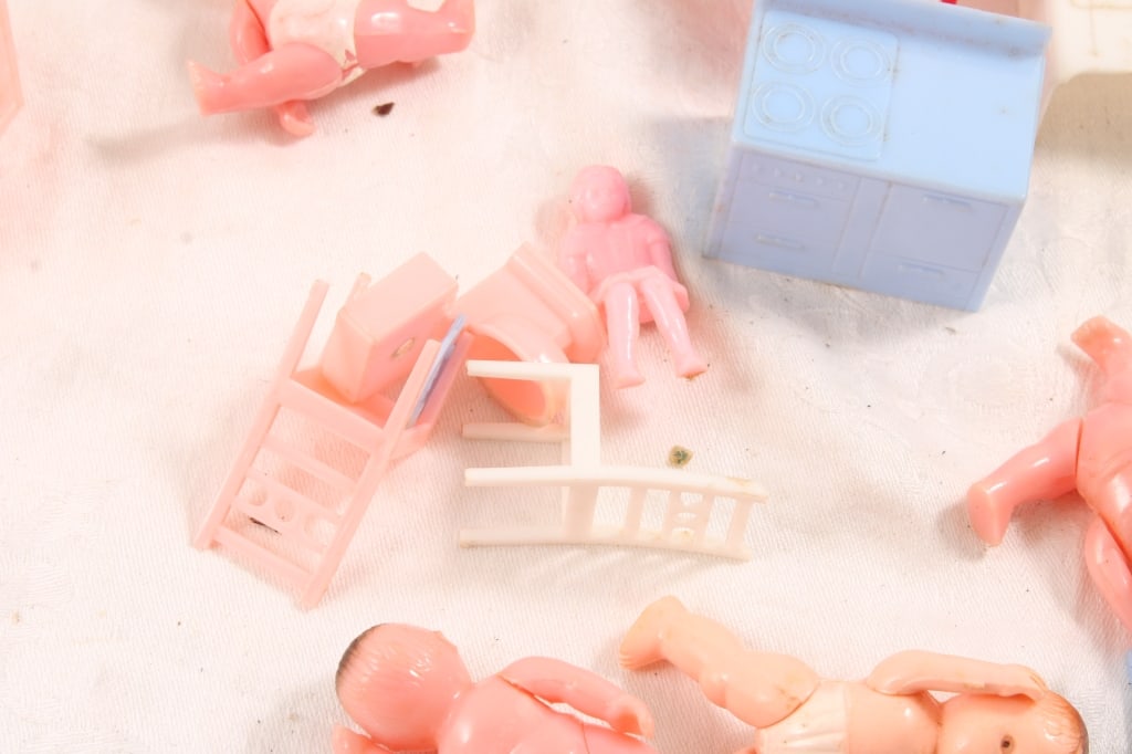 Renwal & Other Dollhouse Furniture in Candy Box - 5