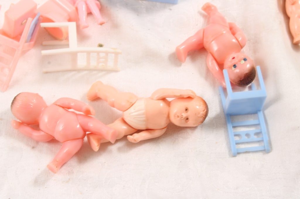 Renwal & Other Dollhouse Furniture in Candy Box - 6