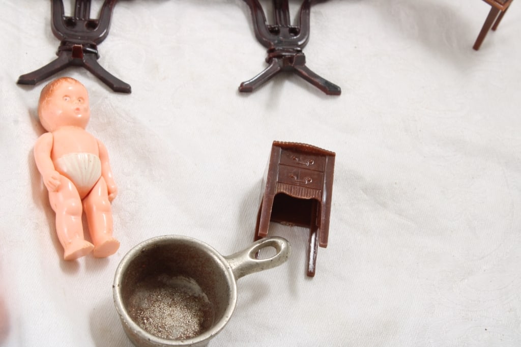 Renwal & Other Dollhouse Furniture in Candy Box - 8