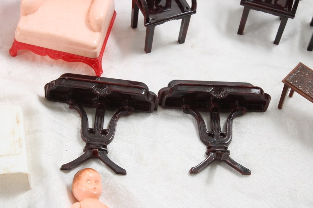 Renwal & Other Dollhouse Furniture in Candy Box - 9