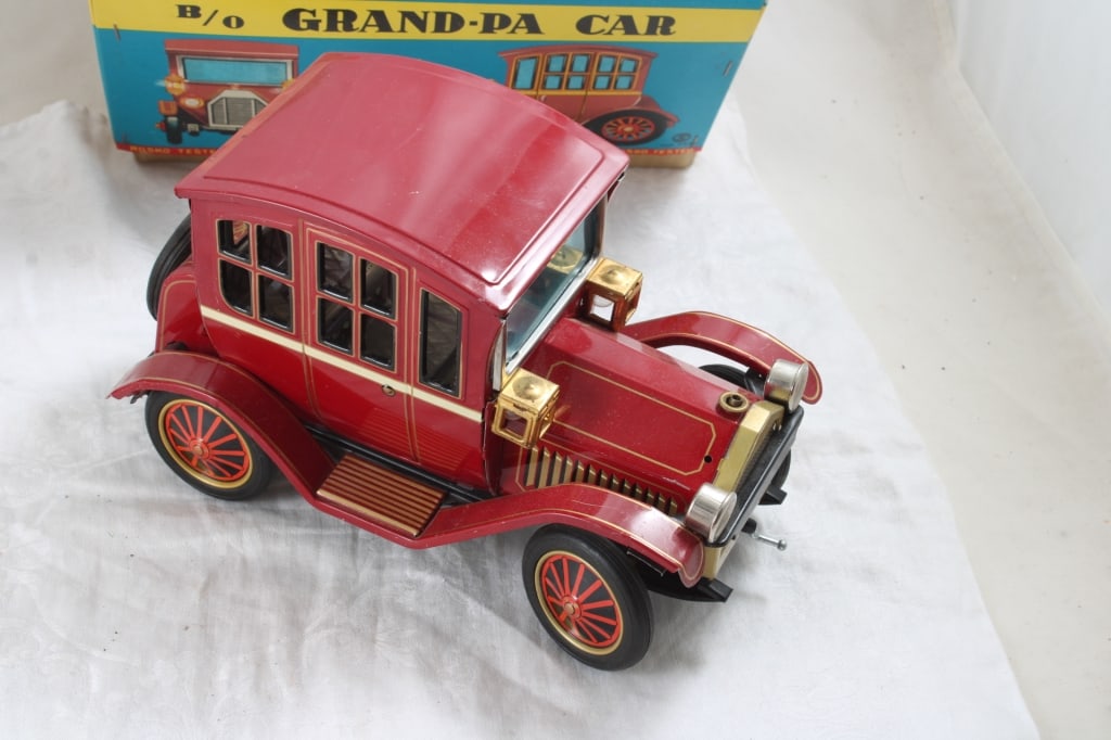 Grand-Pa Car & Bartender Battery Op Toys - 2