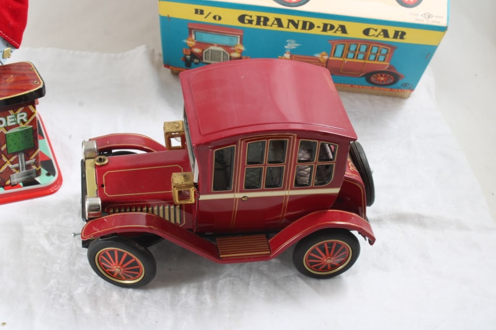 Grand-Pa Car & Bartender Battery Op Toys - 4