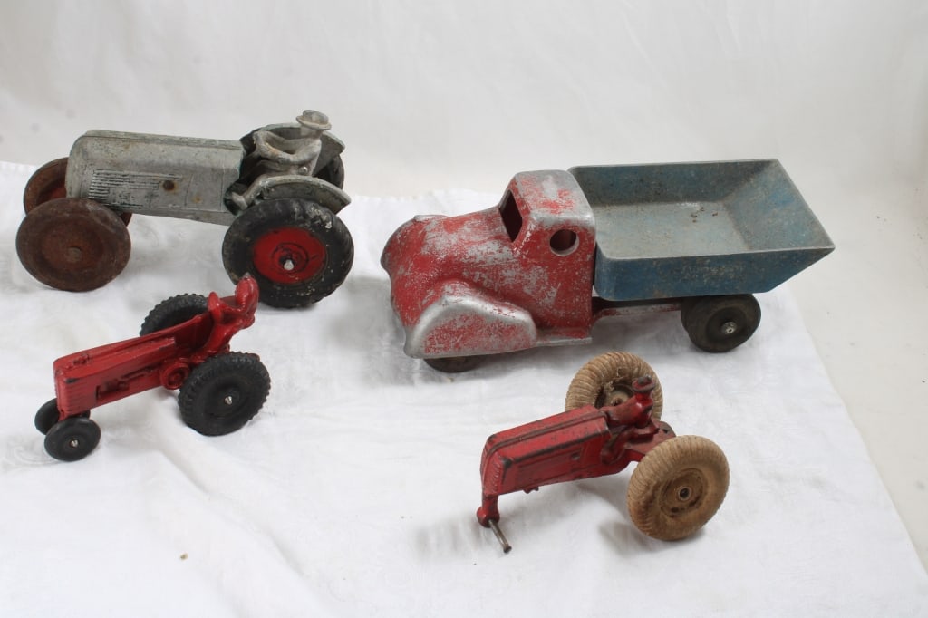 3 Tractors and Dump Truck Cast Iron Arcade, Auburn (1 of 18)