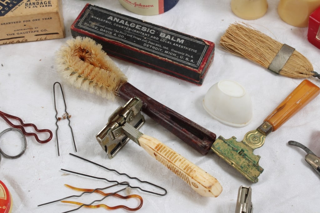 Vintage Shaving Razors, Brushes and More - 12