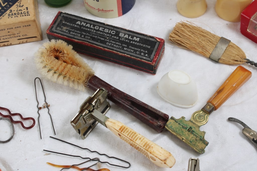 Vintage Shaving Razors, Brushes and More - 16
