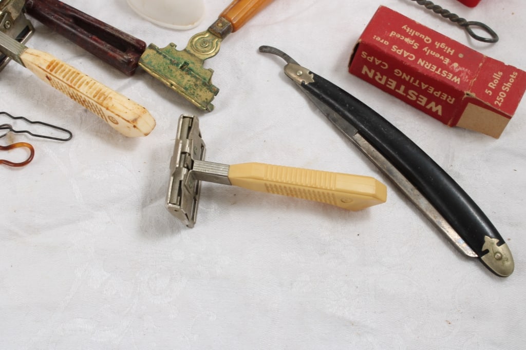 Vintage Shaving Razors, Brushes and More - 17