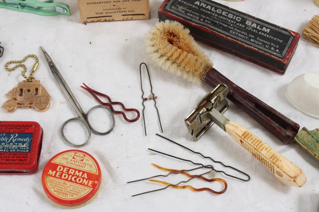 Vintage Shaving Razors, Brushes and More - 18