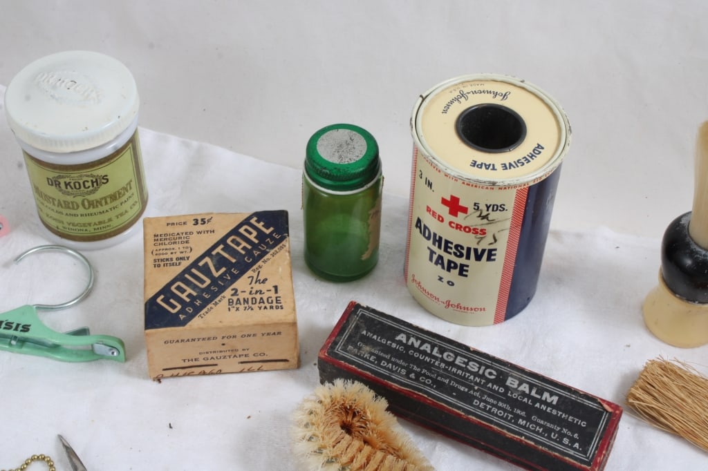 Vintage Shaving Razors, Brushes and More - 19