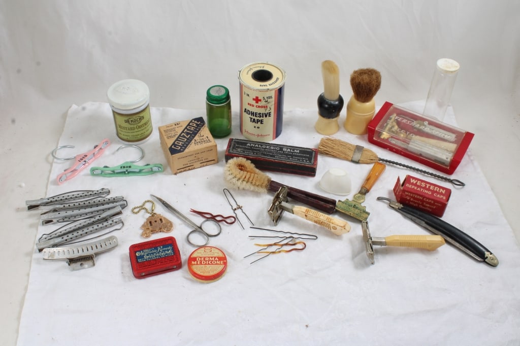 Vintage Shaving Razors, Brushes and More: Vintage Shaving Razors, Brushes and More - Lot Size 12" x 5" x 4". 3 Lbs. All information and photos, which are part of the description, are intended to be as accurate as possible, but errors are poss