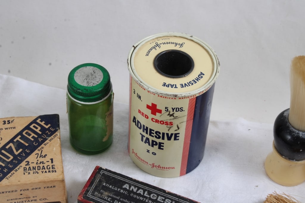 Vintage Shaving Razors, Brushes and More - 6