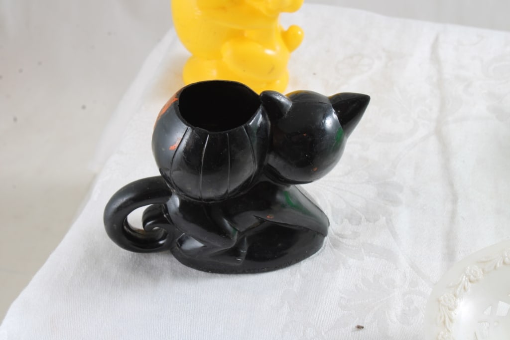 9 Rosbro Plastic Halloween & Easter Candy Holders - 9