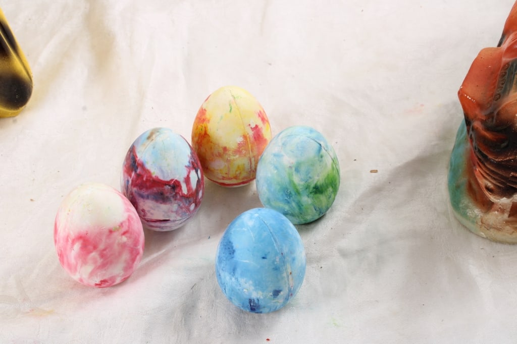 Chalkware Snow White and Pirate Ship, Easter Eggs - 10
