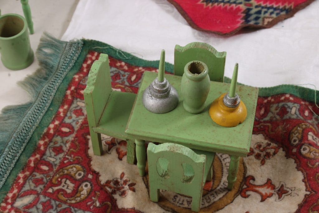 Wood Dollhouse Furniture, Tobacco Cloth Rugs - 2