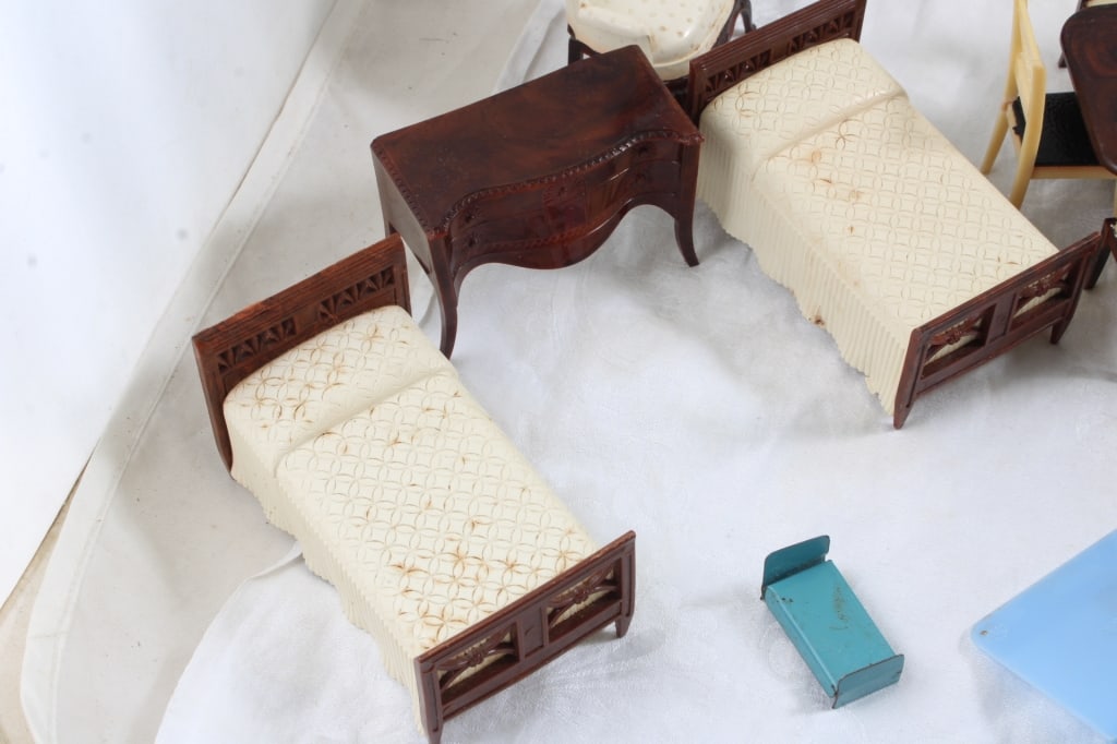 Renwal Dollhouse Furniture with 2 Babies - 2