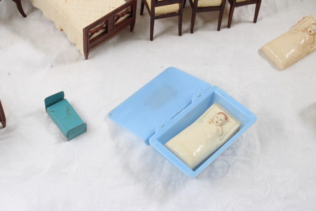 Renwal Dollhouse Furniture with 2 Babies - 3