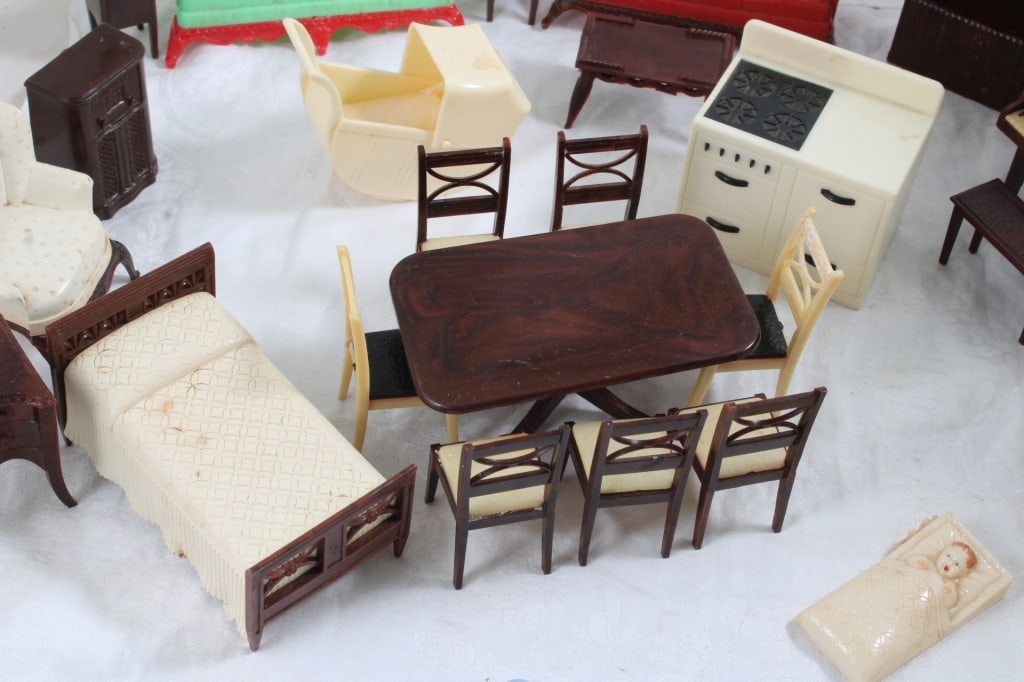 Renwal Dollhouse Furniture with 2 Babies - 4
