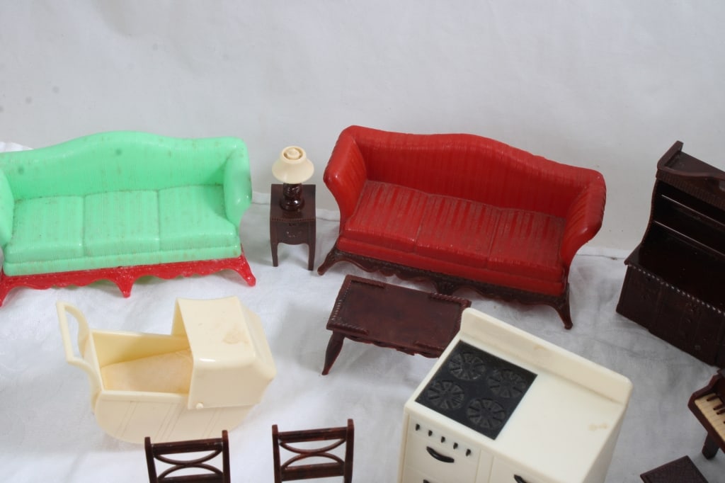 Renwal Dollhouse Furniture with 2 Babies - 7