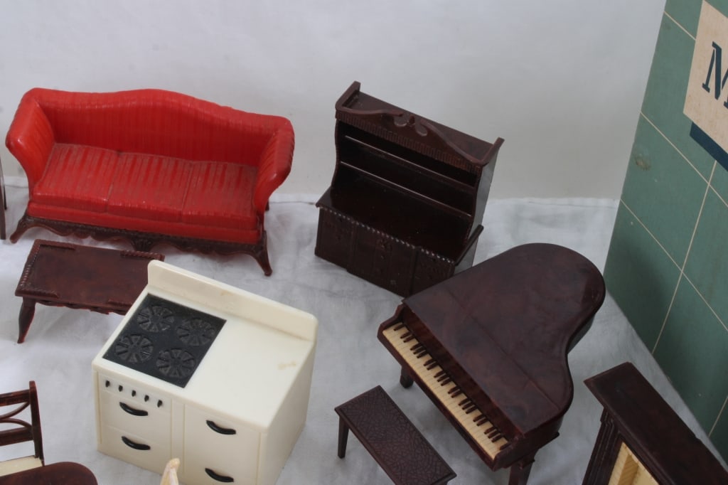 Renwal Dollhouse Furniture with 2 Babies - 8