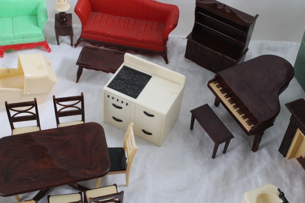 Renwal Dollhouse Furniture with 2 Babies - 9