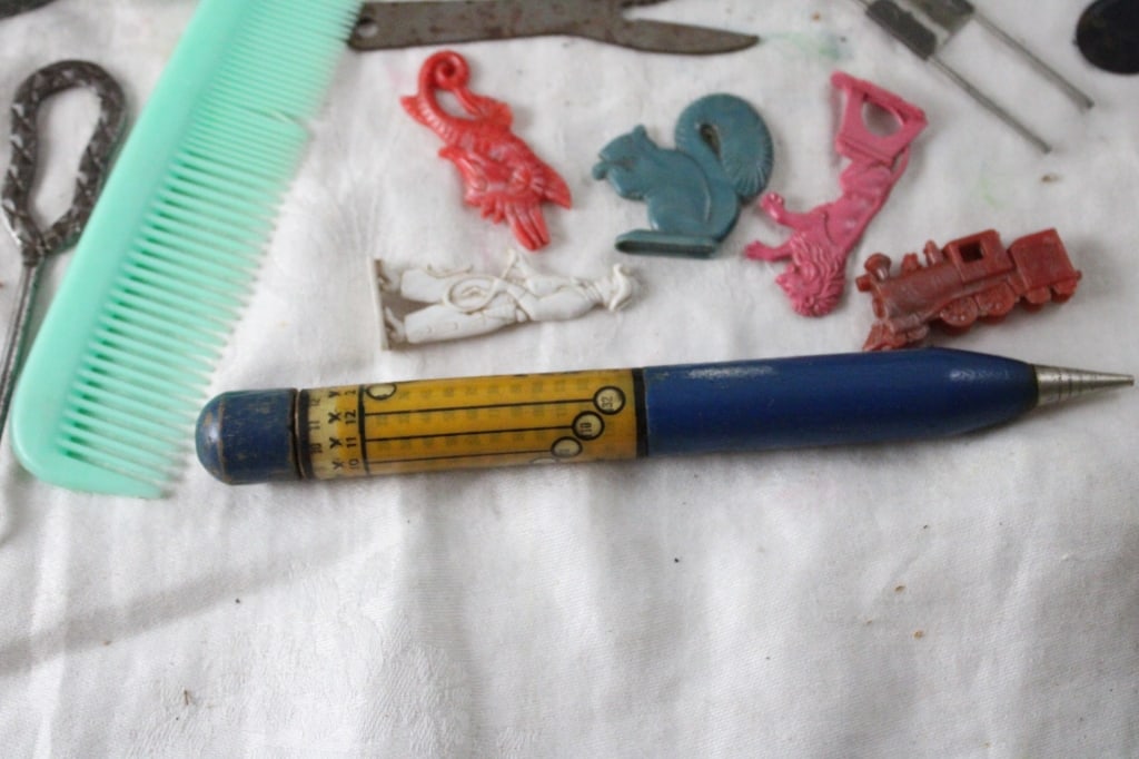 Art Candy Tin, Flapper Bag, 3-D Magic Glasses - 17