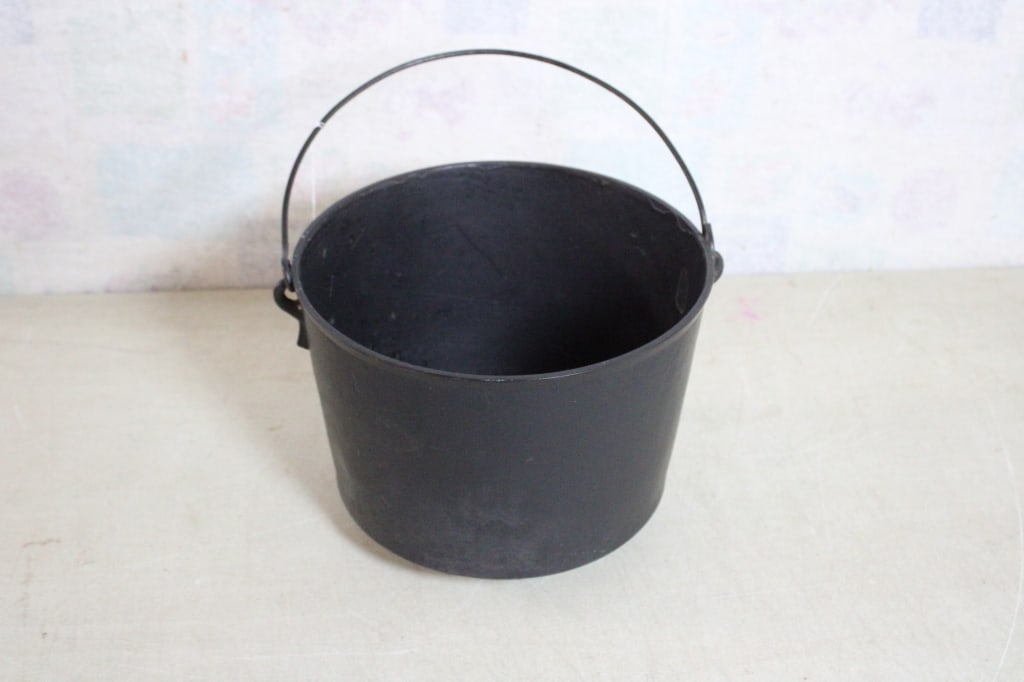 Antique Cast Iron 3 Leg Cowboy Kettle: Antique Cast Iron 3 Leg Cowboy Kettle - 12" diameter, 9": tall. Lot Size 12" x 12" x 9". 12 Lbs. All information and photos, which are part of the description, are intended to be as accurate as