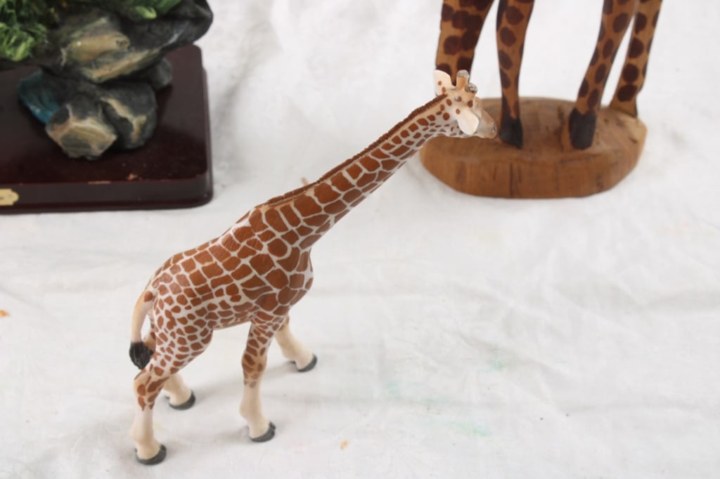 4 Porcelain & Wooden Giraffe Figures - 8