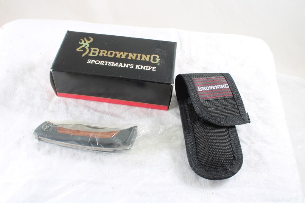 Browning Fish & Bird Sportsman Knife #807: Browning Fish & Bird Sportsman Knife #807 - New in Box. Lot Size 5" x 3" x 2". .5 Lb. All information and photos, which are part of the description, are intended to be as accurate as possible, but