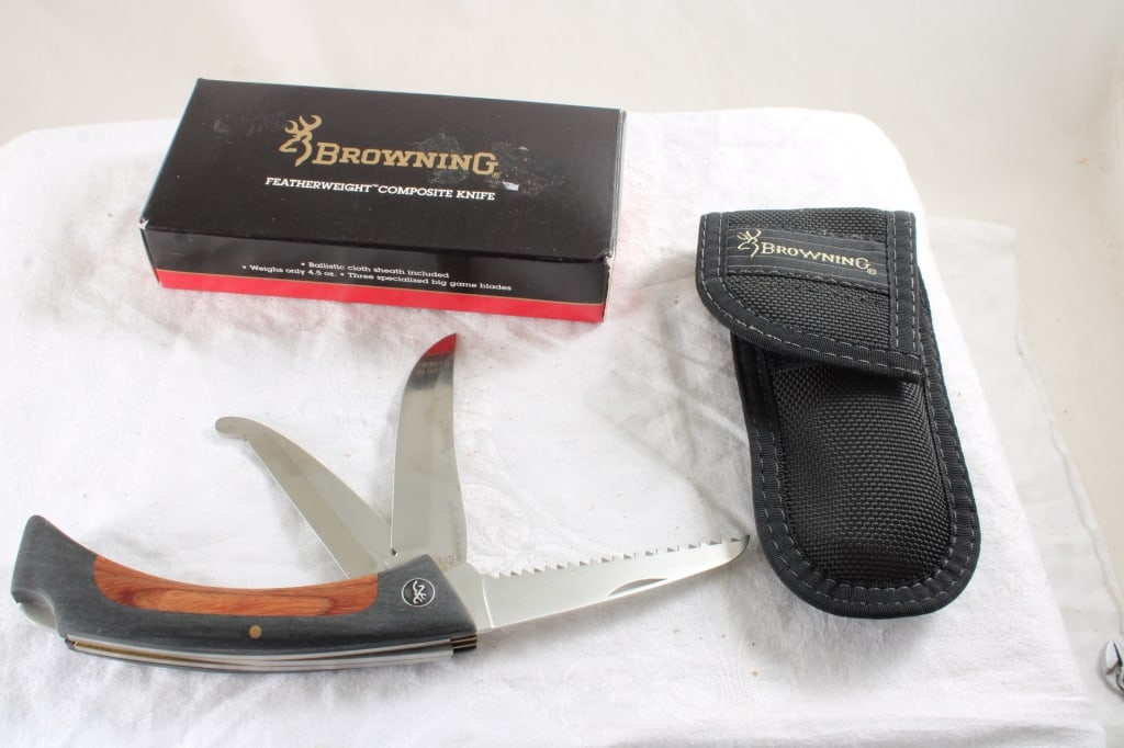 Browning Big Game 3 Blade Knife with Sheath: Browning Big Game 3 Blade Knife with Sheath - Model 808. Lot Size 6" x 3" x 2". .5 Lb. All information and photos, which are part of the description, are intended to be as accurate as possible, but