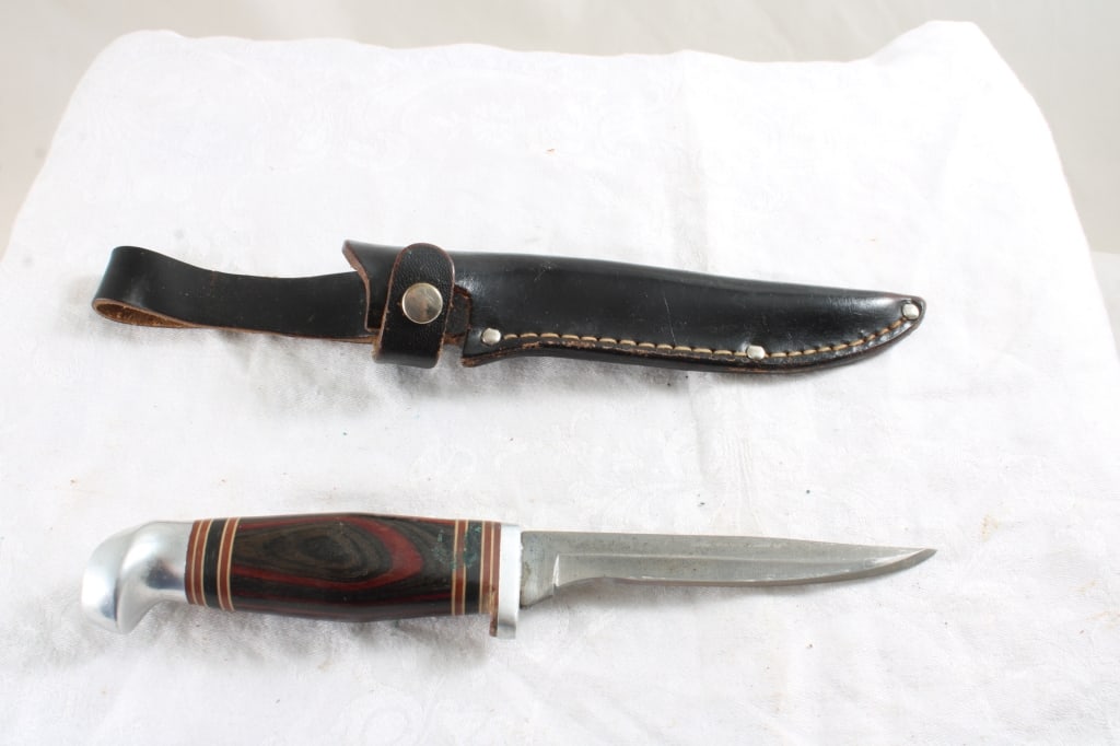 2 Fixed Blade Knives with Sheaths - 10