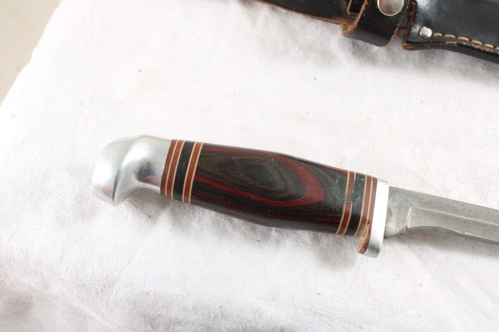 2 Fixed Blade Knives with Sheaths - 16