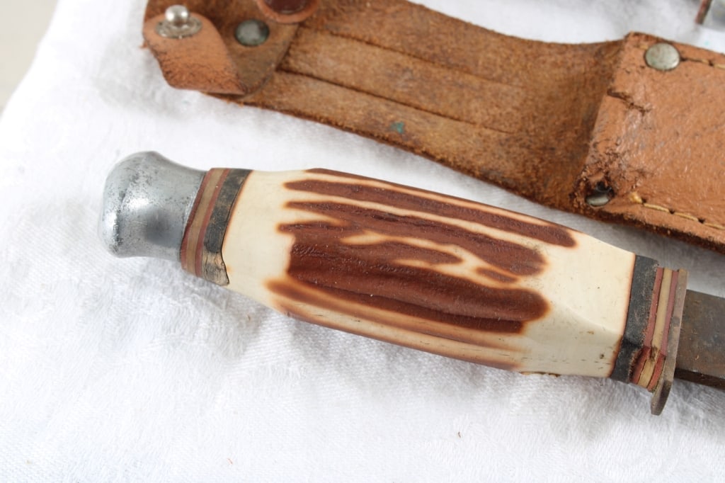 2 Fixed Blade Knives with Sheaths - 3