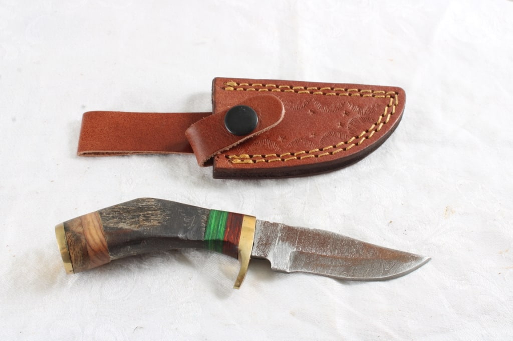 2 Fixed Blade Knives with Sheaths - 10