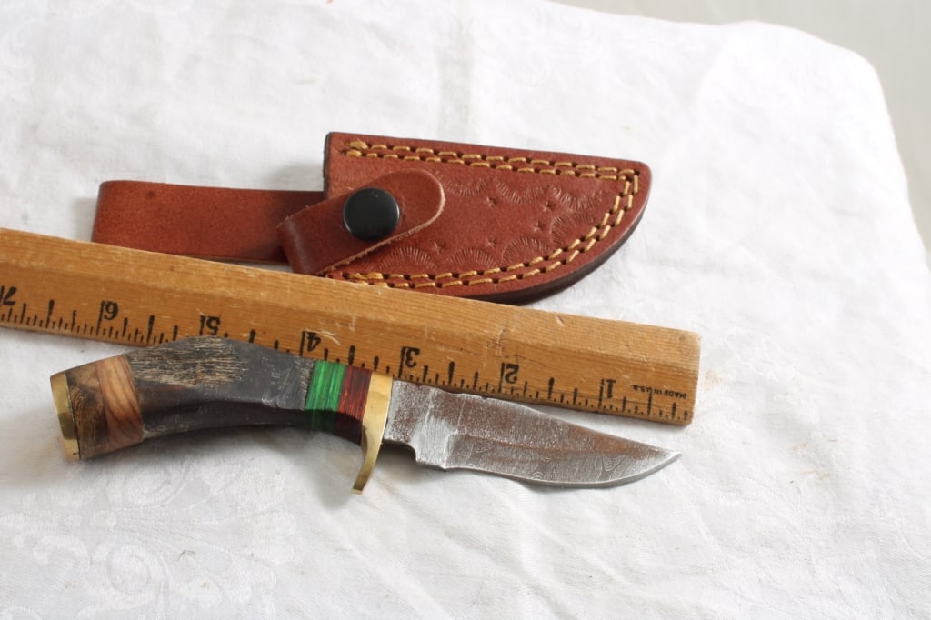 2 Fixed Blade Knives with Sheaths - 11
