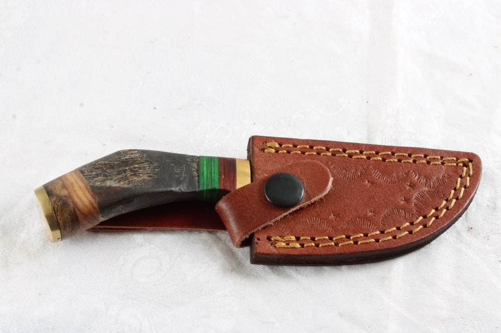 2 Fixed Blade Knives with Sheaths - 16