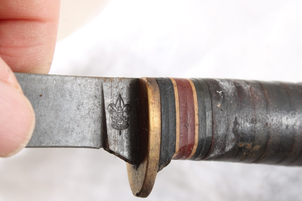 2 Fixed Blade Knives with Sheaths - 10