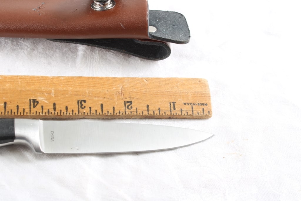 2 Fixed Blade Knives with Sheaths - 18