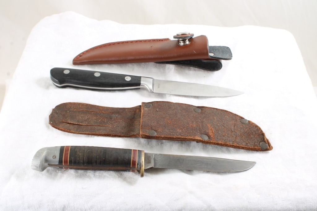 2 Fixed Blade Knives with Sheaths (1 of 20)