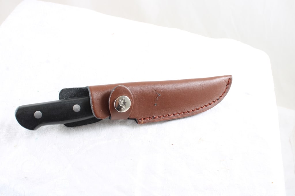 2 Fixed Blade Knives with Sheaths - 20
